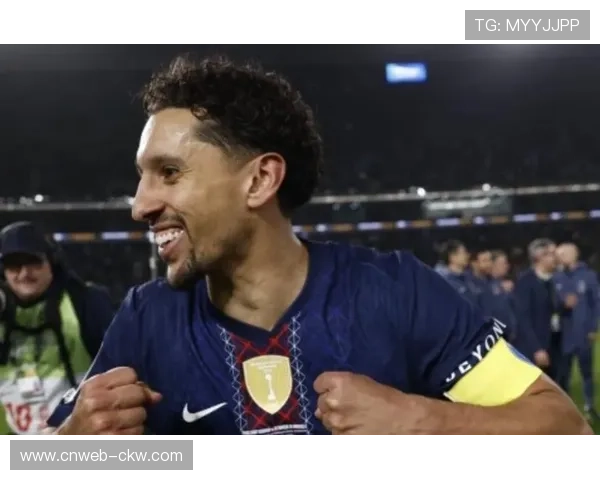 马尔基尼奥斯与对手头部相撞倒地，队医进场治疗