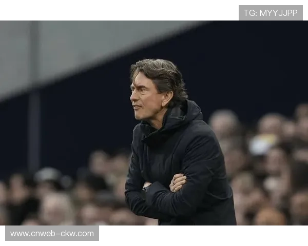 终场哨响，热刺主帅弗兰克独自站在场边沉思