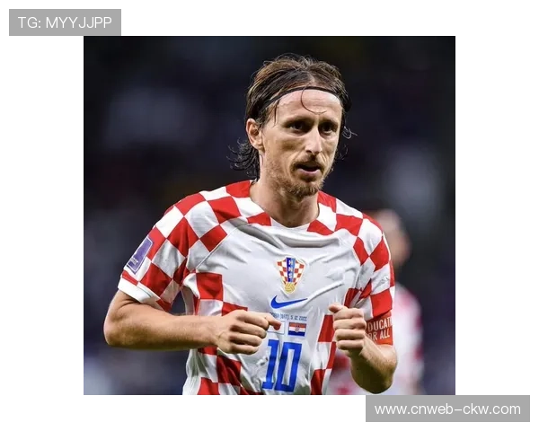 终场哨响克罗地亚老将莫德里奇跪地掩面告别国家队生涯